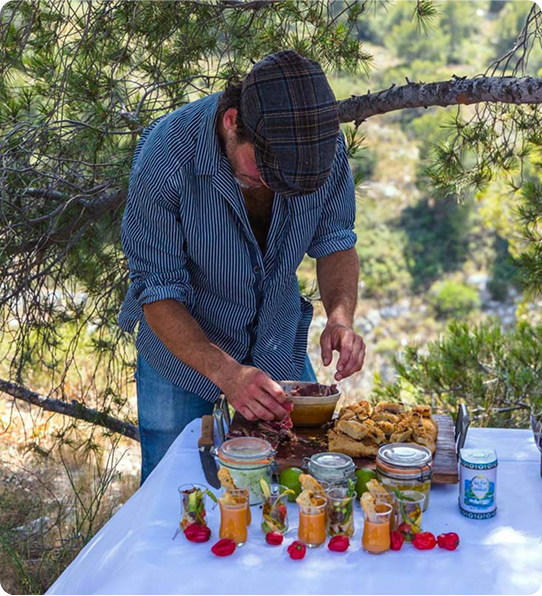 Un chef privé dans la cuisine de son client réalisant une recette gastronomique